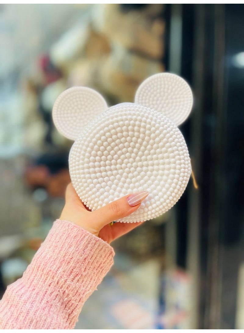 شنطة حريمي ميني بتصميم ميكي كيوت وعصري، مصنوعة من خامة السيليكون المتين والخفيف، سهلة التنظيف ومناسبة للاستخدام اليومي. حجم صغير وعملي، مثالية للمشاوير السريعة والخروجات، وتضيف لمسة مرحة وشيك لأي لوك. اختيار ترندي لمحبات الستايل الكيوت والناعم - Image 4